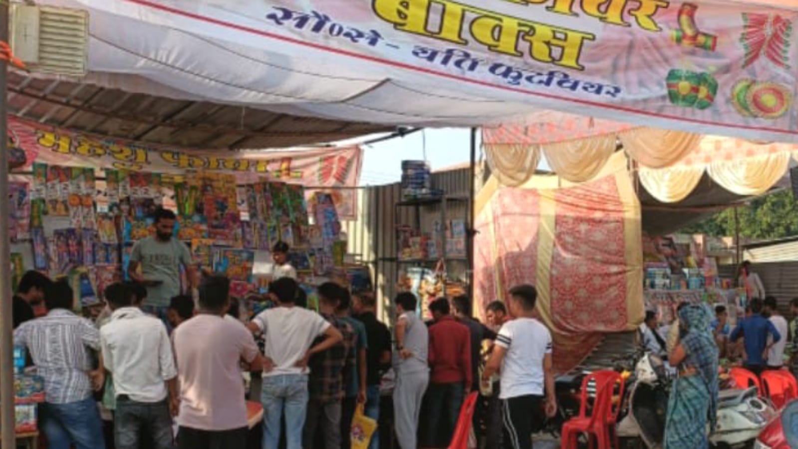 दीपावली पर पटाखा बाजार में जमकर खरीददारी: बिक गये लगभग दो करोड़ के पटाखे