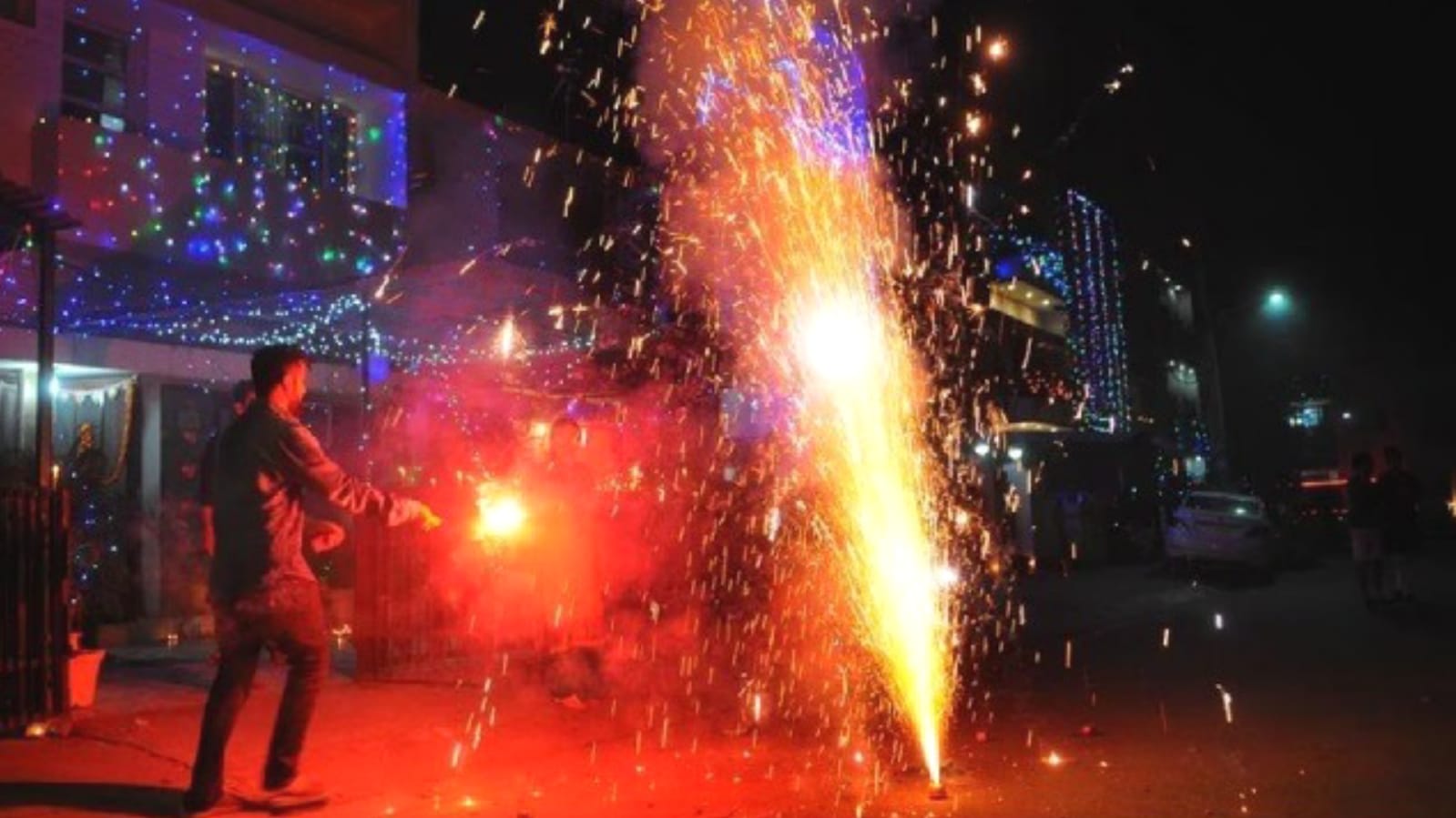 बांदा लाखों दीपकों से जगमगाया : पटाखों से आसमां हुआ सतरंगी