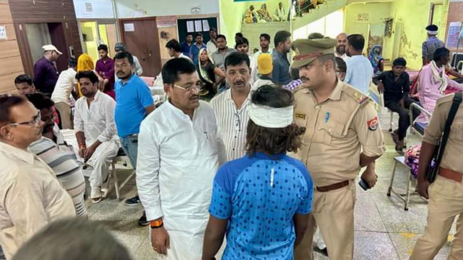 जीप पलटने से एक श्रद्धालु की मौत, 20 घायल: मंत्री रामकेश पहुंचे अस्पताल