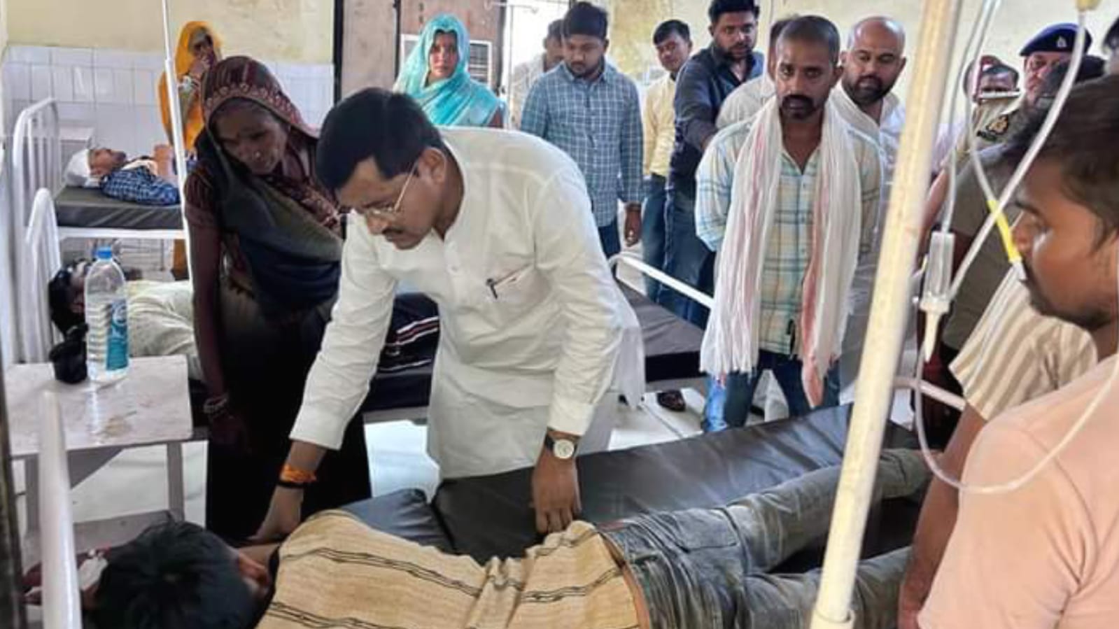 जीप पलटने से एक श्रद्धालु की मौत, 20 घायल: मंत्री रामकेश पहुंचे अस्पताल