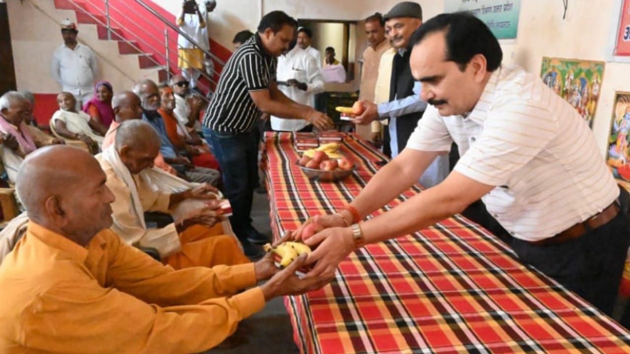 कमिश्नर और डीएम पर दुआओं की बौछार: दोनों अफसरों का मन हुआ बाग-बाग