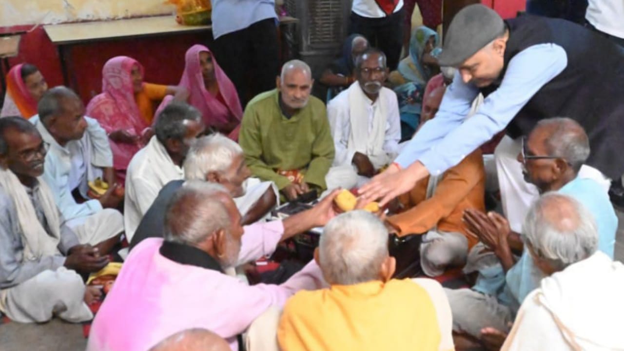 कमिश्नर और डीएम पर दुआओं की बौछार: दोनों अफसरों का मन हुआ बाग-बाग