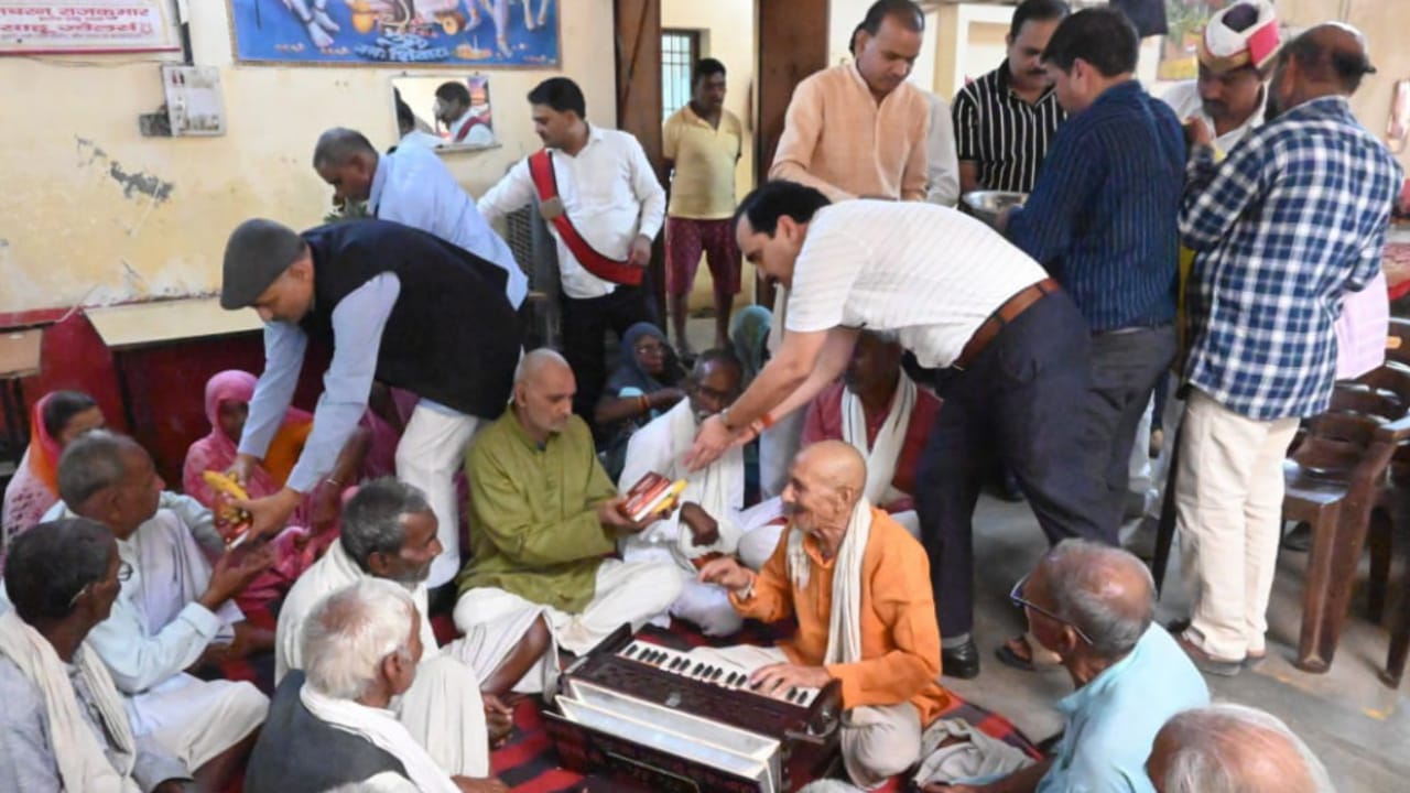कमिश्नर और डीएम पर दुआओं की बौछार: दोनों अफसरों का मन हुआ बाग-बाग