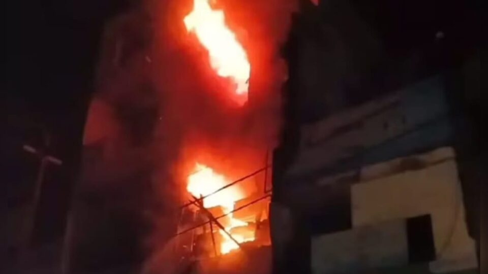 शार्ट सर्किट से दुकान में लगी आग, लाखों का हुआ नुकसान