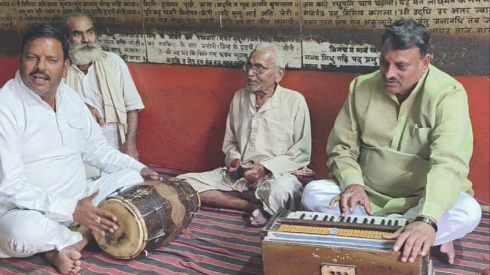ब्लॉक प्रमुख अरविंद मिश्रा का अनोखा अंदाज: भजनों और दंगल से ग्रामीणों का दिल जीता