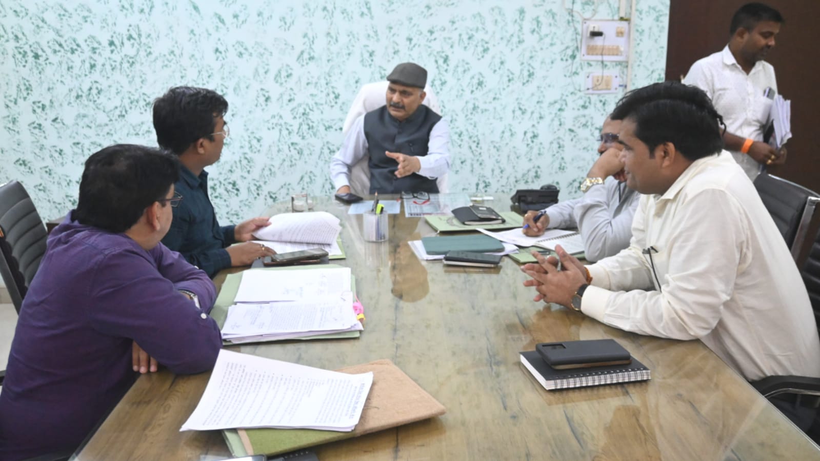 डीएम नगेंद्र उर्वरकों की कालाबाजारी पर सख्त: वितरण प्रक्रिया पर कड़ी निगरानी के निर्देश