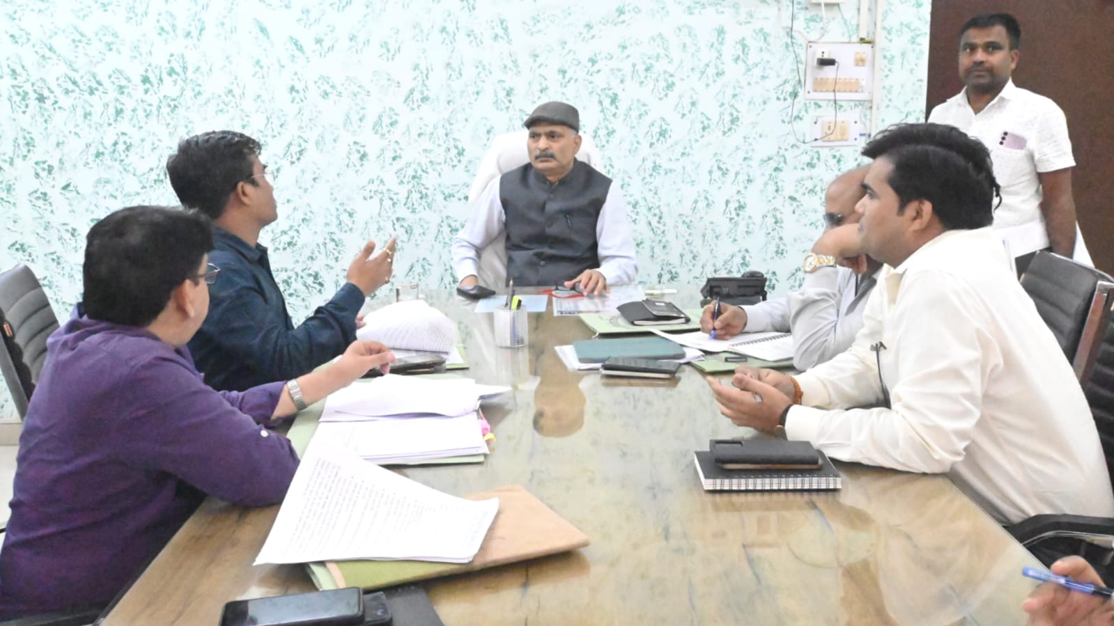 डीएम नगेंद्र उर्वरकों की कालाबाजारी पर सख्त: वितरण प्रक्रिया पर कड़ी निगरानी के निर्देश