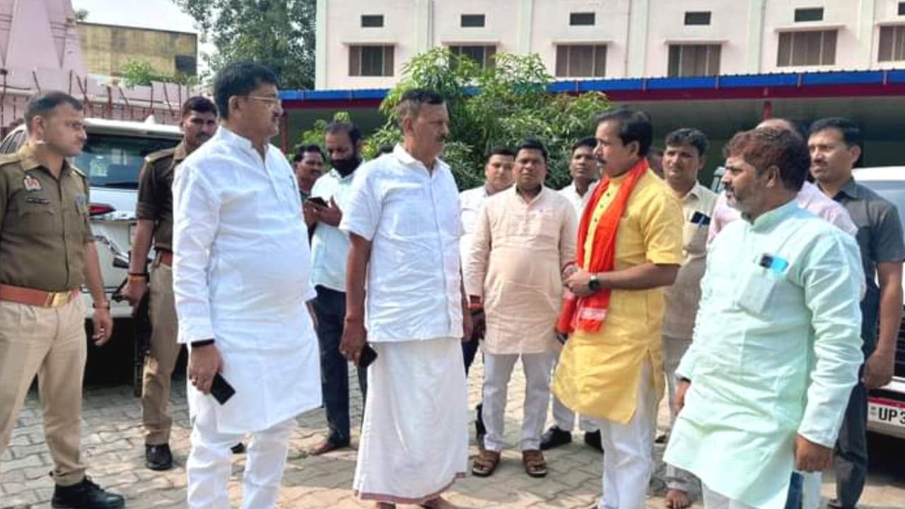 विधानसभा उपचुनाव: मंत्री रामकेश का जनसम्पर्क अभियान, हर बूथ पर "कमल" को दे रहे पहचान