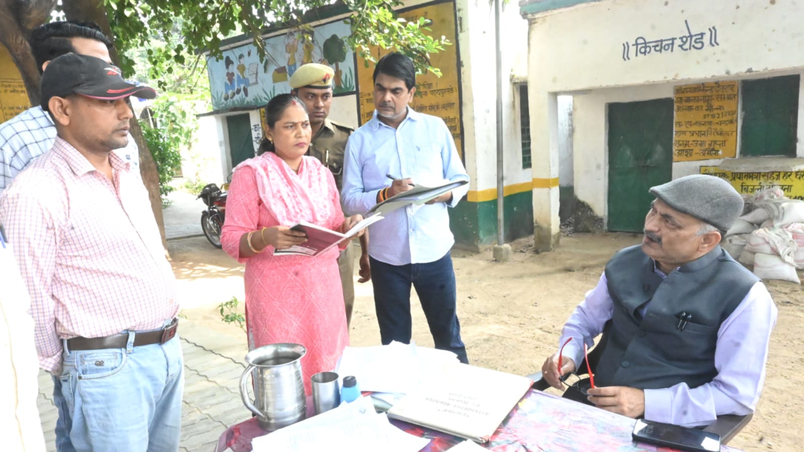 डीएम द्वारा मतदाता पुनर्रीक्षण अभियान का निरीक्षण, नए मतदाताओं को जोड़ने के निर्देश