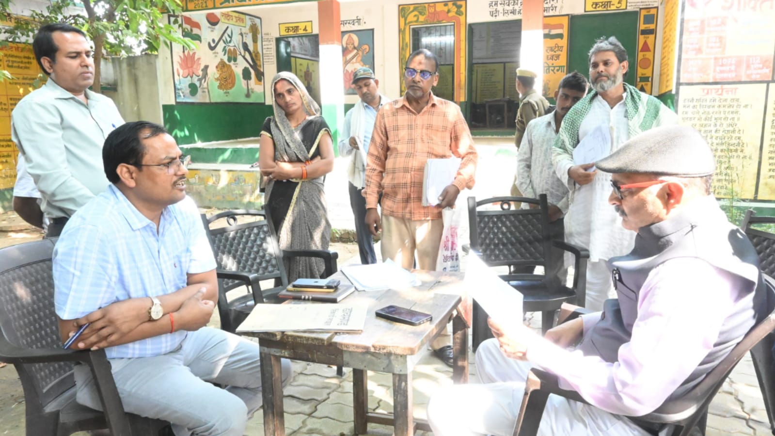 डीएम द्वारा मतदाता पुनर्रीक्षण अभियान का निरीक्षण, नए मतदाताओं को जोड़ने के निर्देश