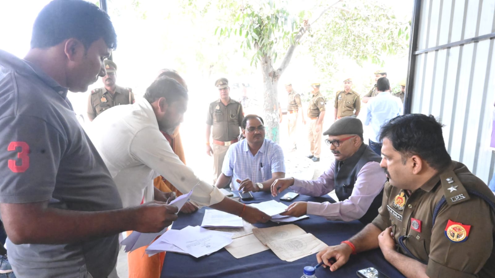 डीएम और एसपी ने सुनीं जनशिकायतें: अधिकारियों को समयबद्ध समाधान के सख्त निर्देश
