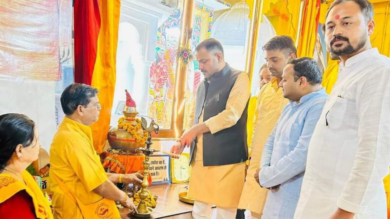 विधायक प्रकाश नें पुस्तक मेले का किया अवलोकन:अध्यात्म एवं सतमार्ग के क्षेत्र में बताया उपयोगी