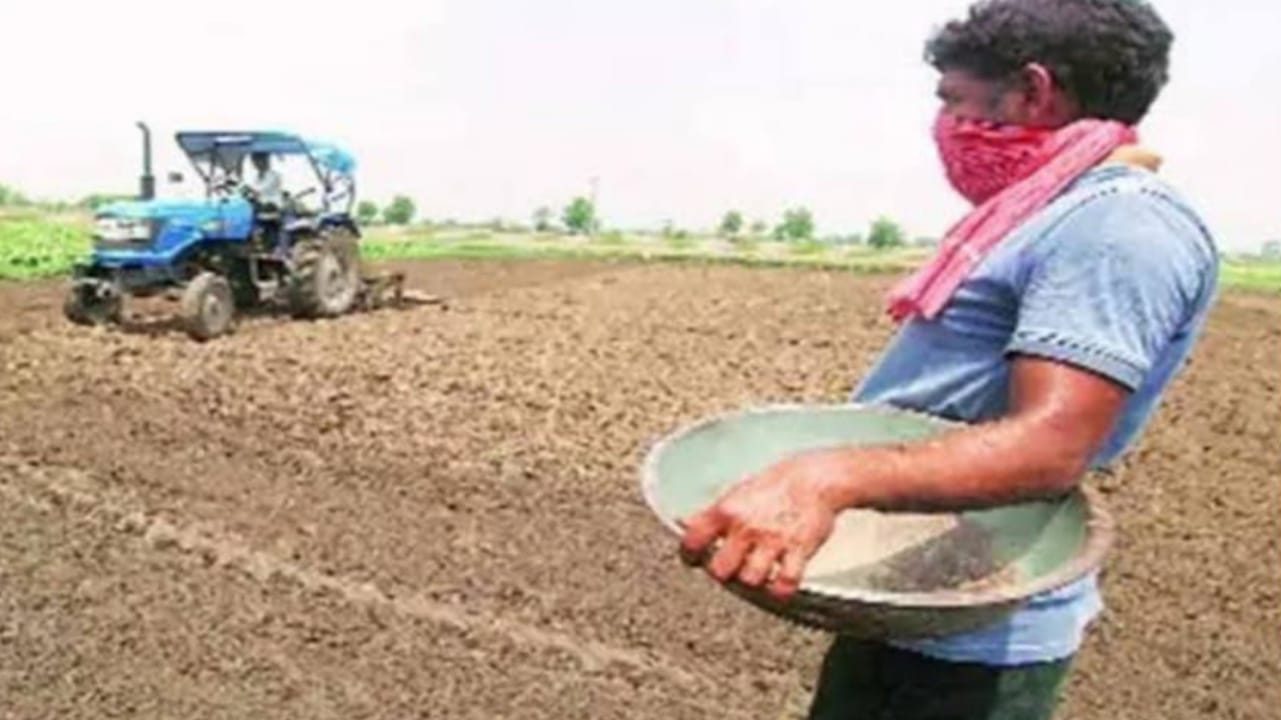 खाद बन गई है बेवफा: "नैनों से नैना नहीं लड़ा" रहा किसान,उसकी वफाई पर नहीं विश्वास