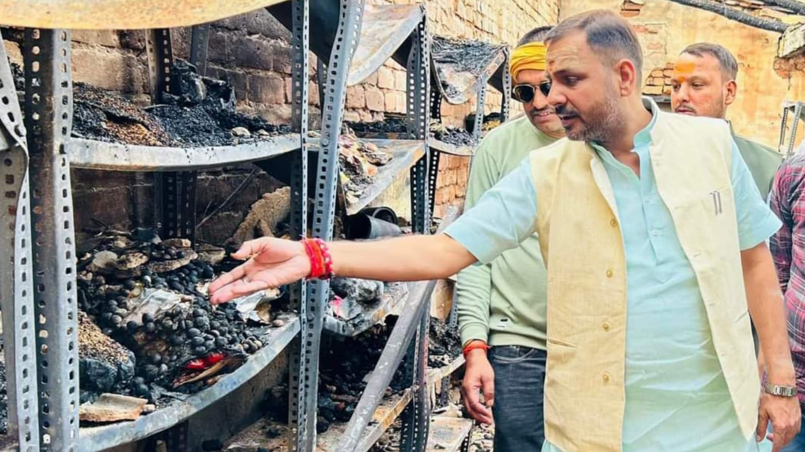 विधायक प्रकाश ने अग्निकांड पीड़ित दुकानदार से की मुलाकात: आर्थिक मदद का आश्वासन