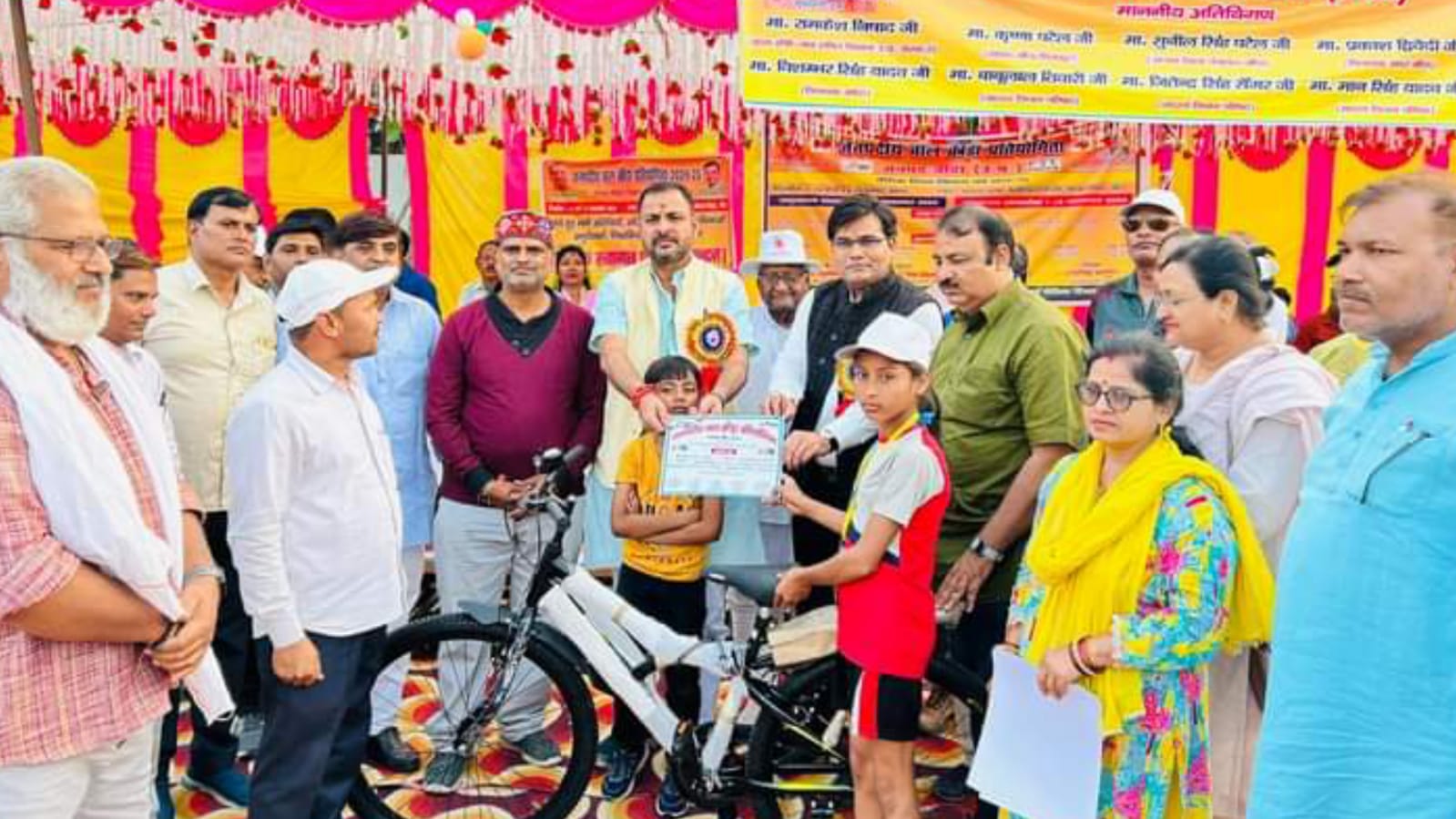 विधायक प्रकाश द्विवेदी द्वारा क्रीड़ा प्रतियोगिता का समापन: विजेता हुये सम्मानित