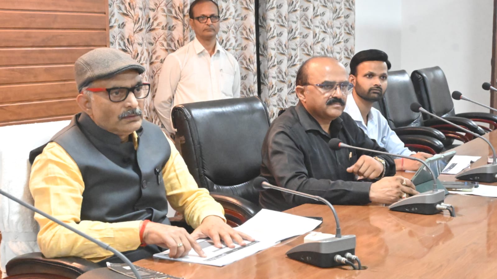 डीएम नगेन्द्र नें तरेरी आँखें : एक्सप्रेस गति से पूरा करें कार्य, अन्यथा भोगेंगे अंजाम