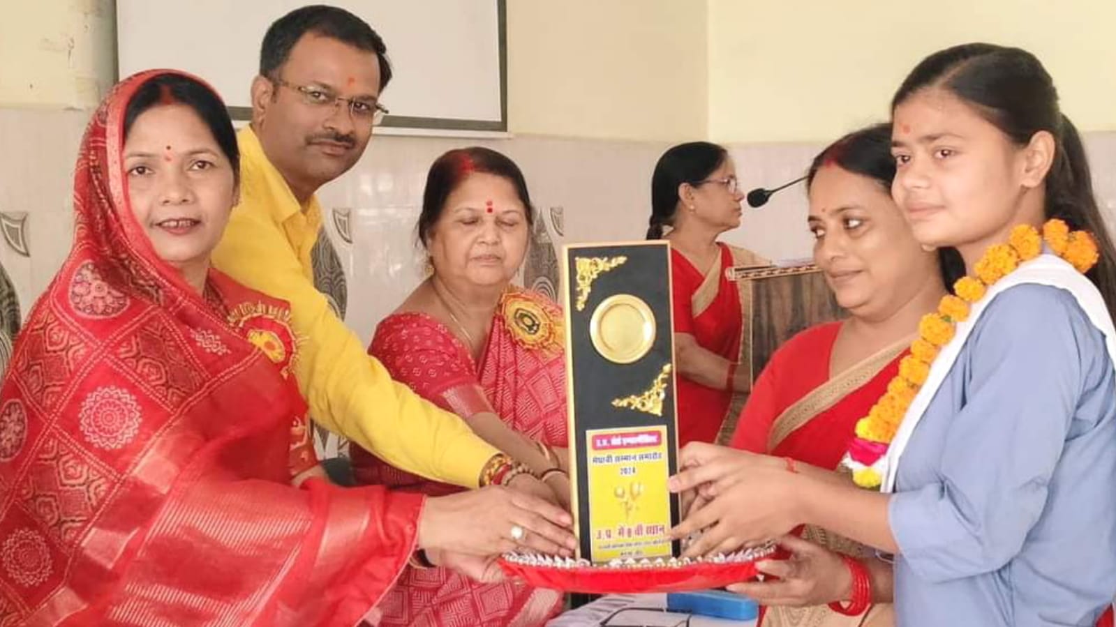 पालिका अध्यक्ष मालती बासू ने बताया कन्या भारती का उद्देश्य: छात्राओं को किया सम्मानित