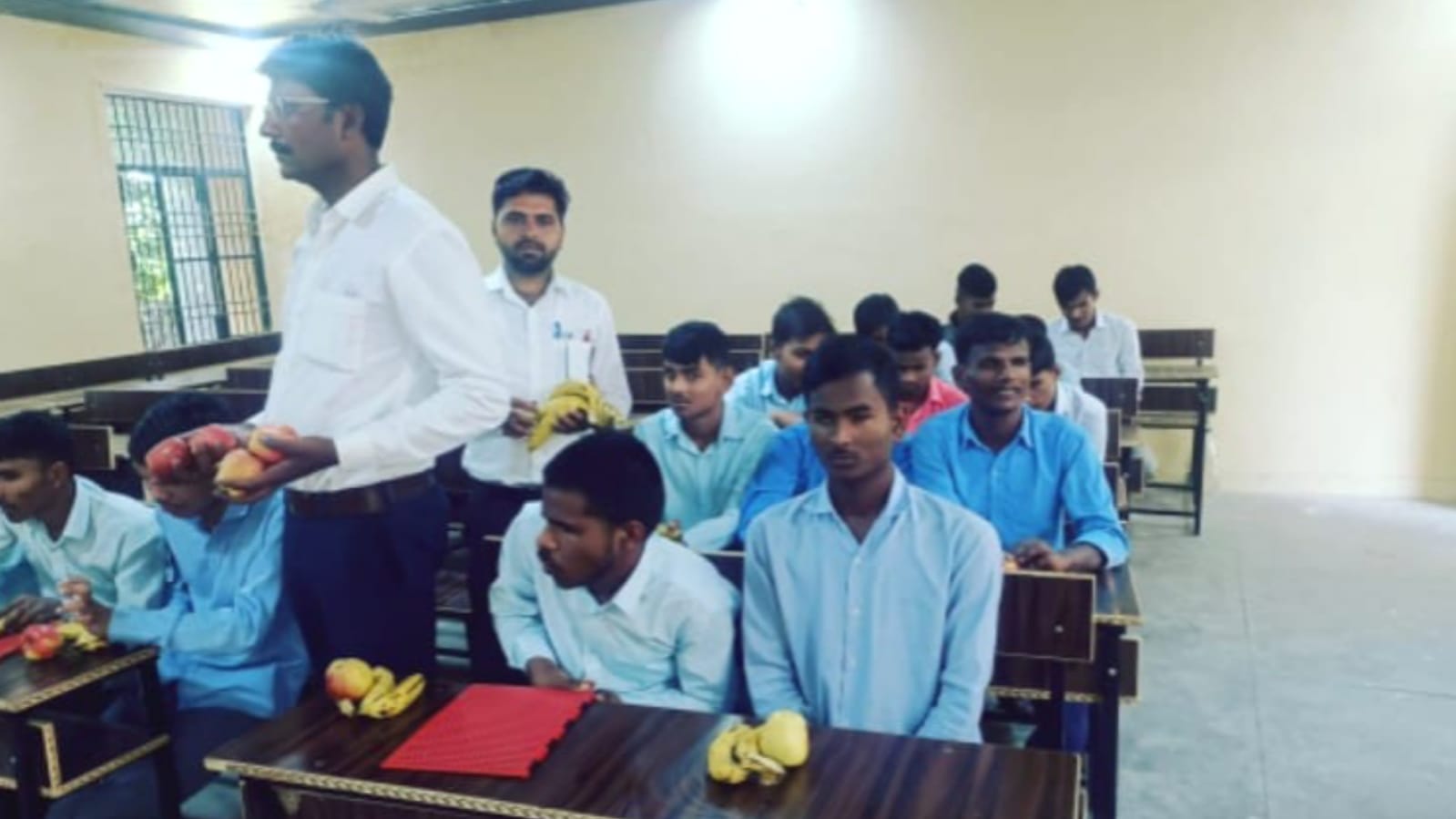 सदर तहसील में मनाया गया लेखपाल संघ स्थापना दिवस: फल एवं रूम हीटर किये वितरित