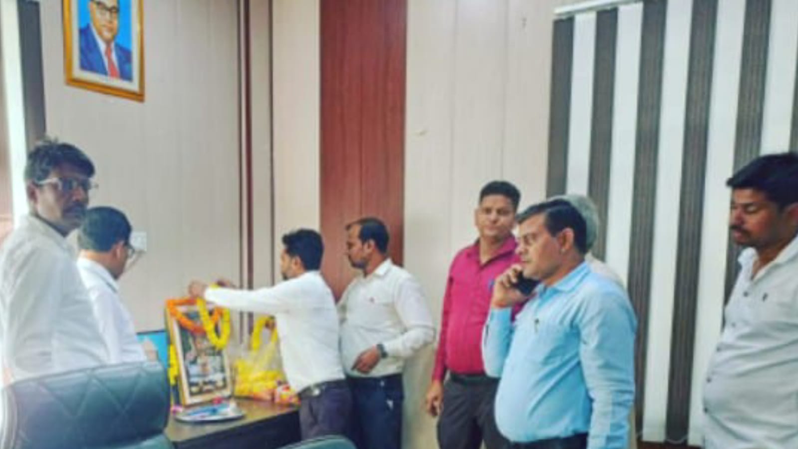 सदर तहसील में मनाया गया लेखपाल संघ स्थापना दिवस: फल एवं रूम हीटर किये वितरित