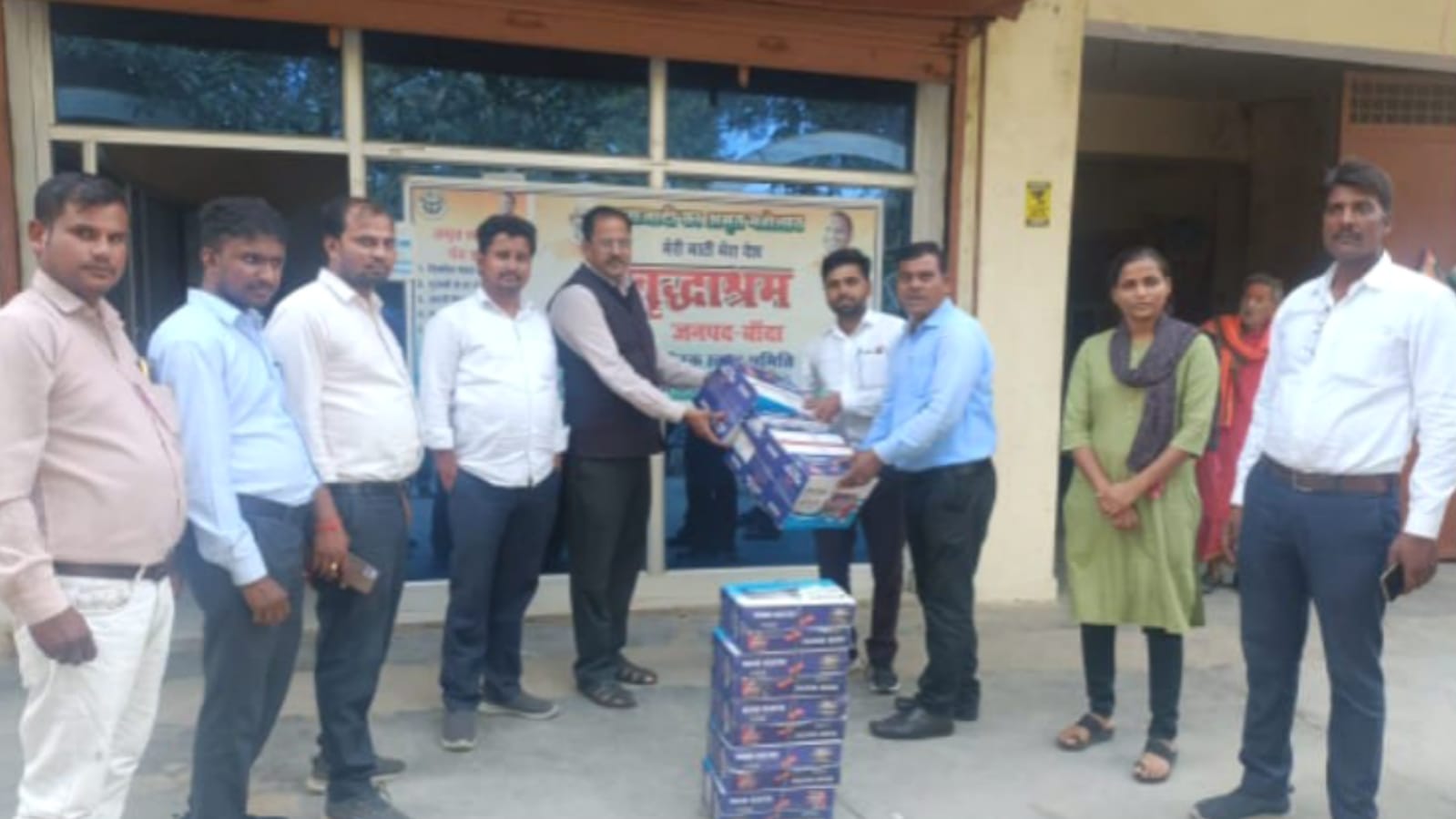 सदर तहसील में मनाया गया लेखपाल संघ स्थापना दिवस: फल एवं रूम हीटर किये वितरित