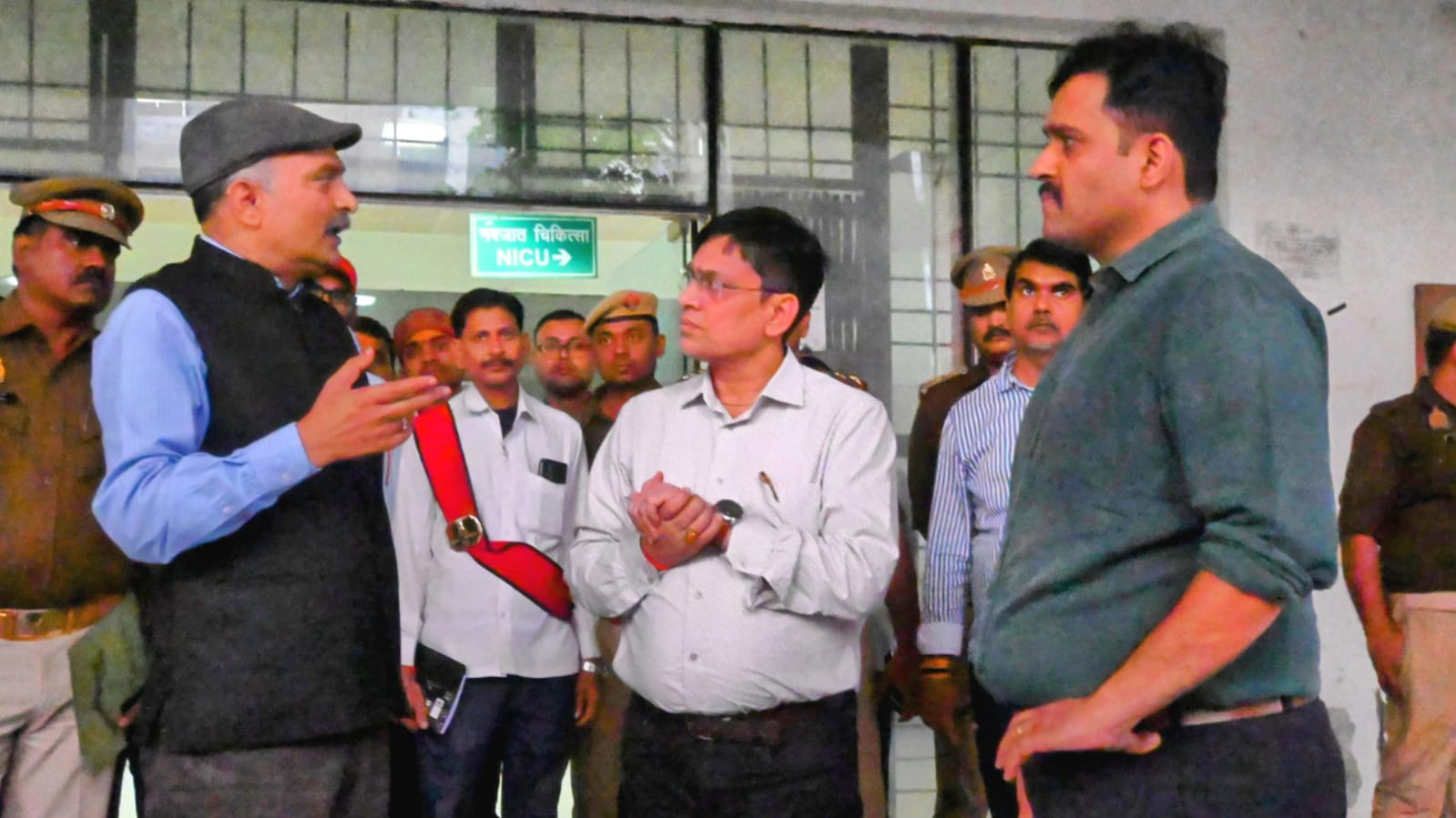 डीएम और एसपी ने मेडिकल कॉलेज का किया निरीक्षण: व्यवस्थाएं ठीक रखने के निर्देश