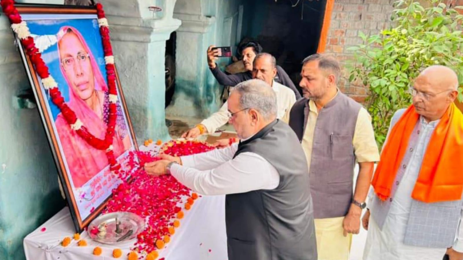 भाजपा प्रदेश अध्यक्ष भूपेंद्र नें चंद्रशेखर की माताजी को दी श्रंद्धांजलि: जुटे वरिष्ठ नेता