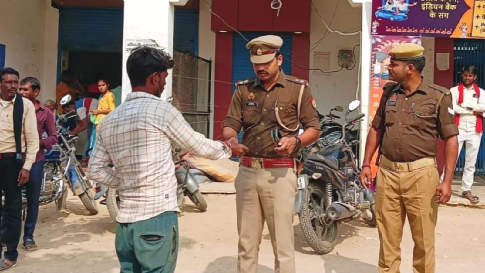 पुलिस का सख्त कदम: बैंक सुरक्षा पर पुलिस का फोकस, संदिग्धों पर कड़ी निगरानी