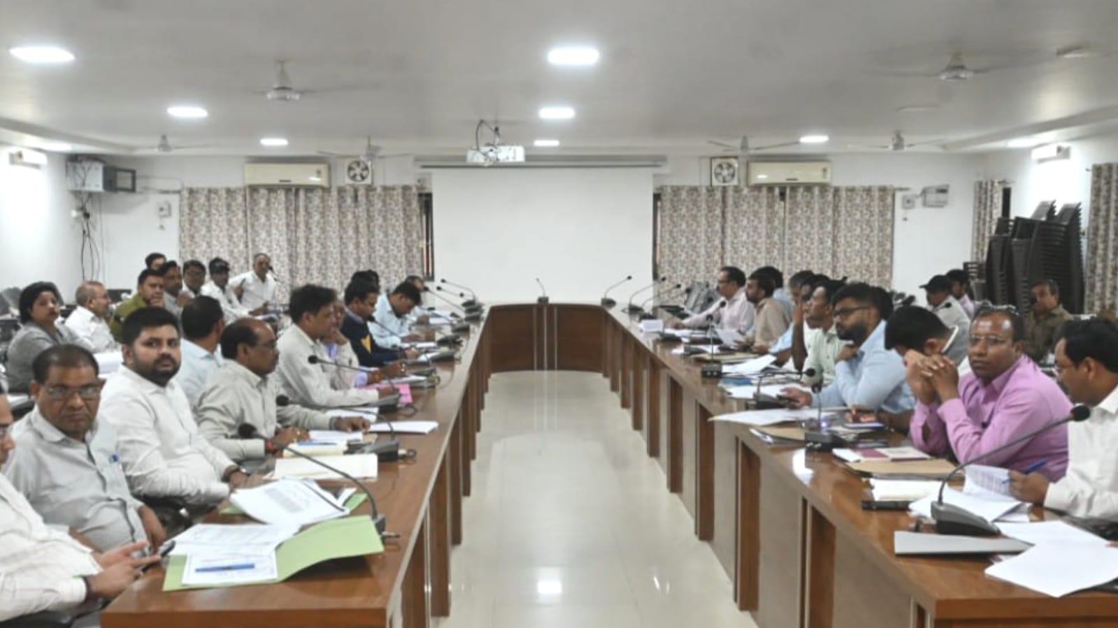डीएम नगेन्द्र ने वसूली तेजी के लिये लगाई हांक: राजस्व वादों के निस्तारण पर जोर