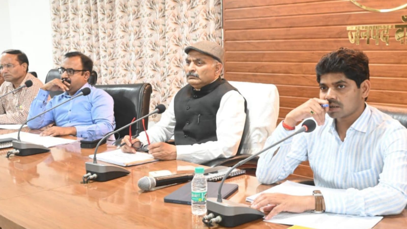 डीएम नगेन्द्र ने वसूली तेजी के लिये लगाई हांक: राजस्व वादों के निस्तारण पर जोर
