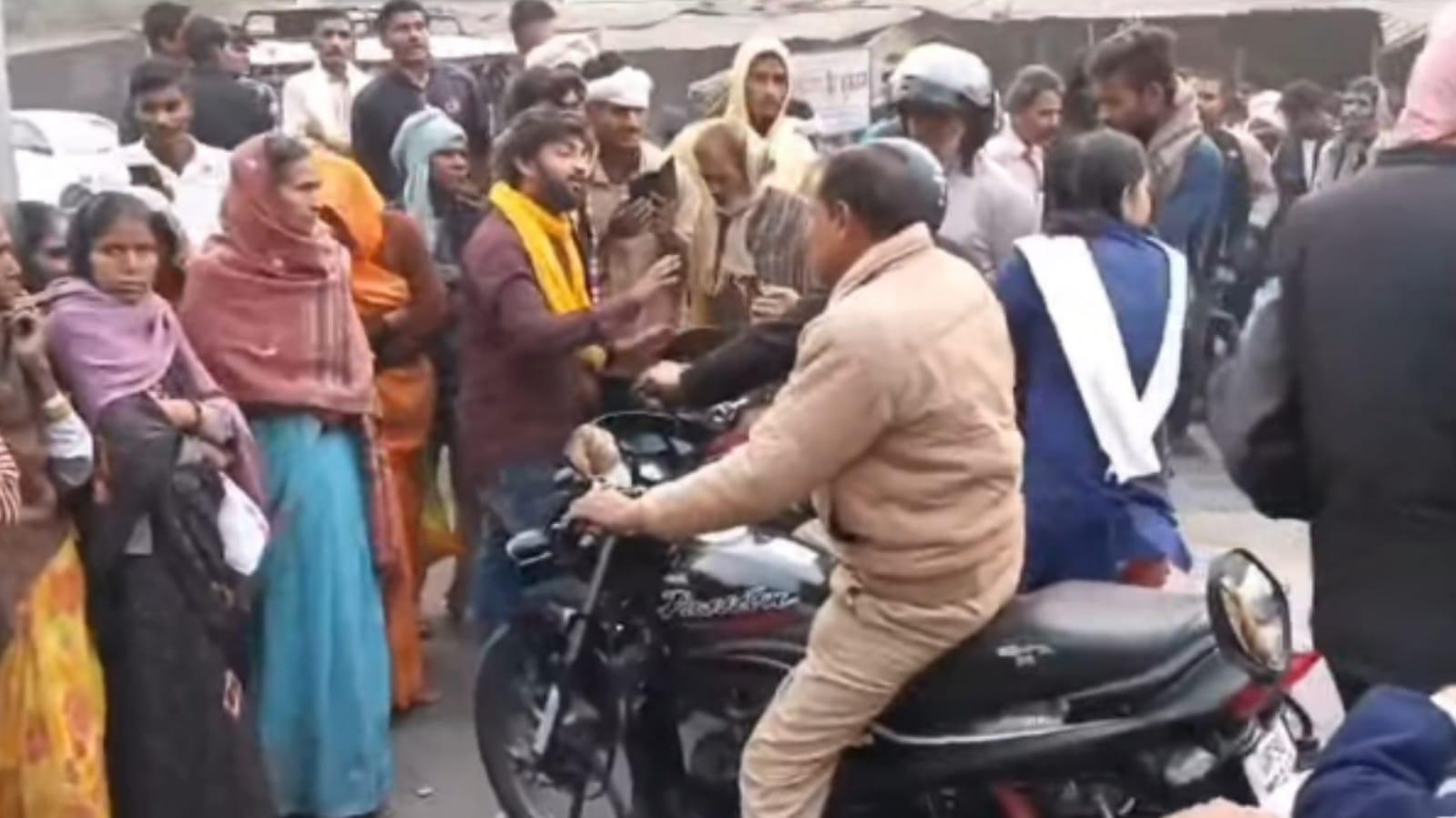 बांदा में खाद के लिये हाहाकार : किसानों नें हाईवे किया जाम