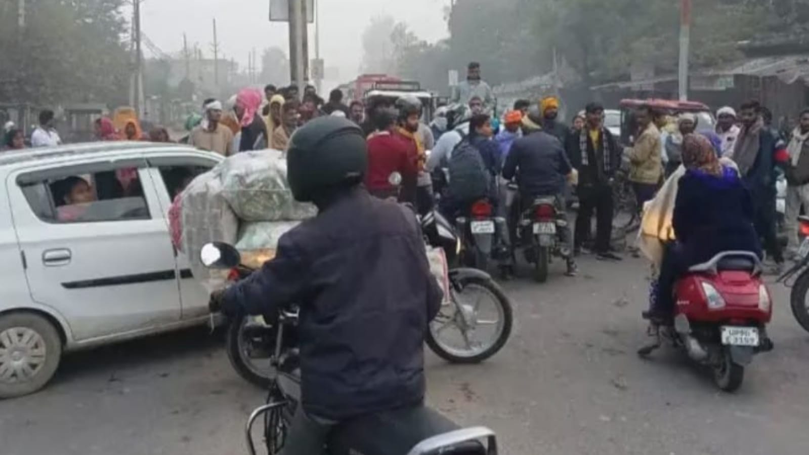 बांदा में खाद के लिये हाहाकार : किसानों नें हाईवे किया जाम
