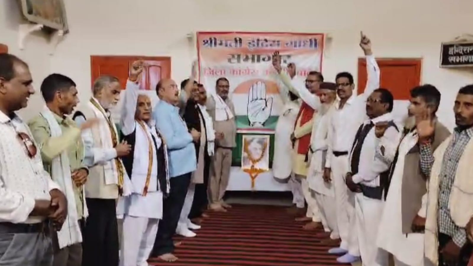 कांग्रेस जनों नें विश्व की चर्चित लौह महिला इंदिरा को किया याद, बखानी गई नीतियां