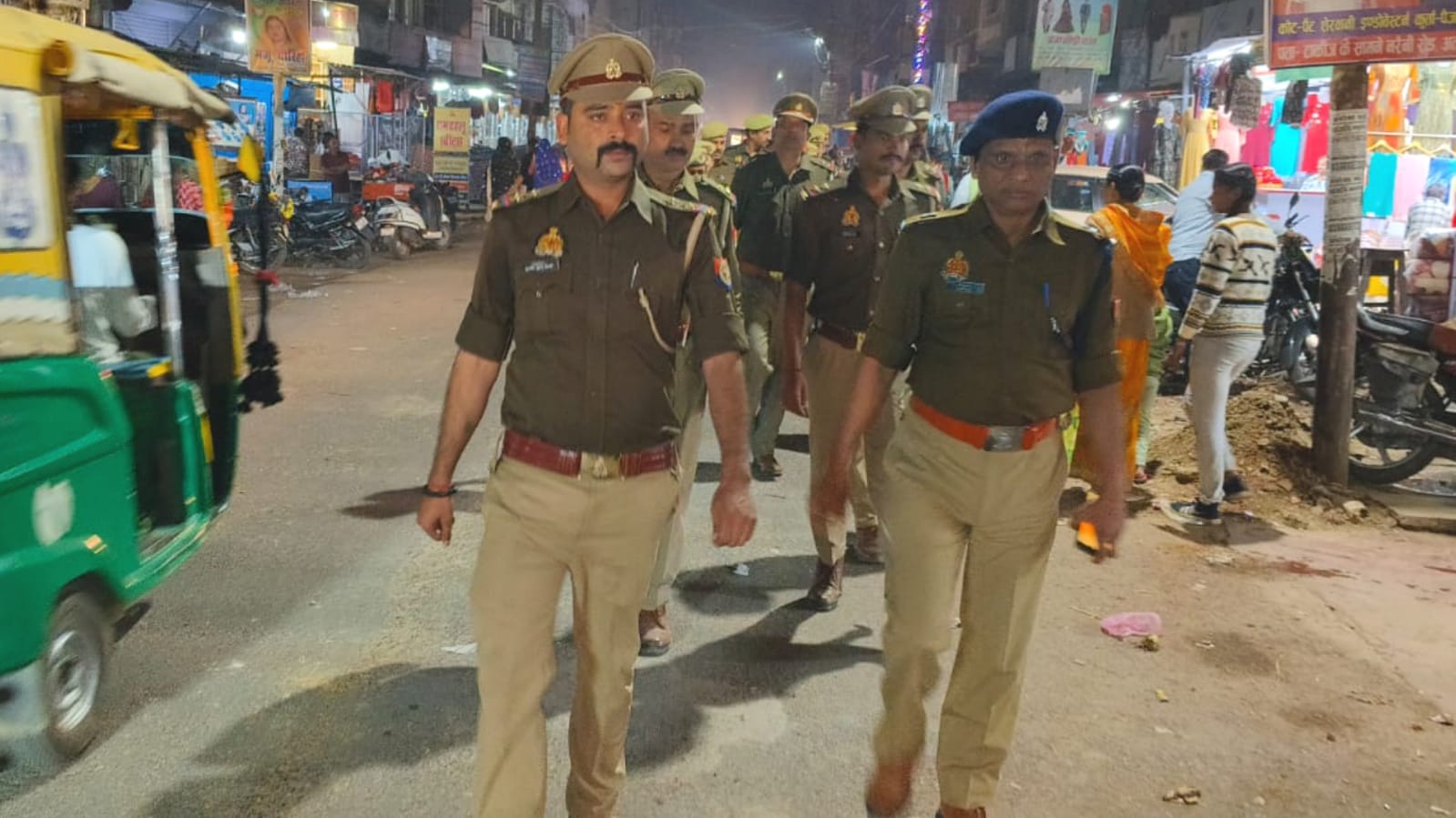 अपर पुलिस अधीक्षक शिवराज ने अतर्रा में की पैदल गस्त,अतिक्रमण हटाने की चेतावनी