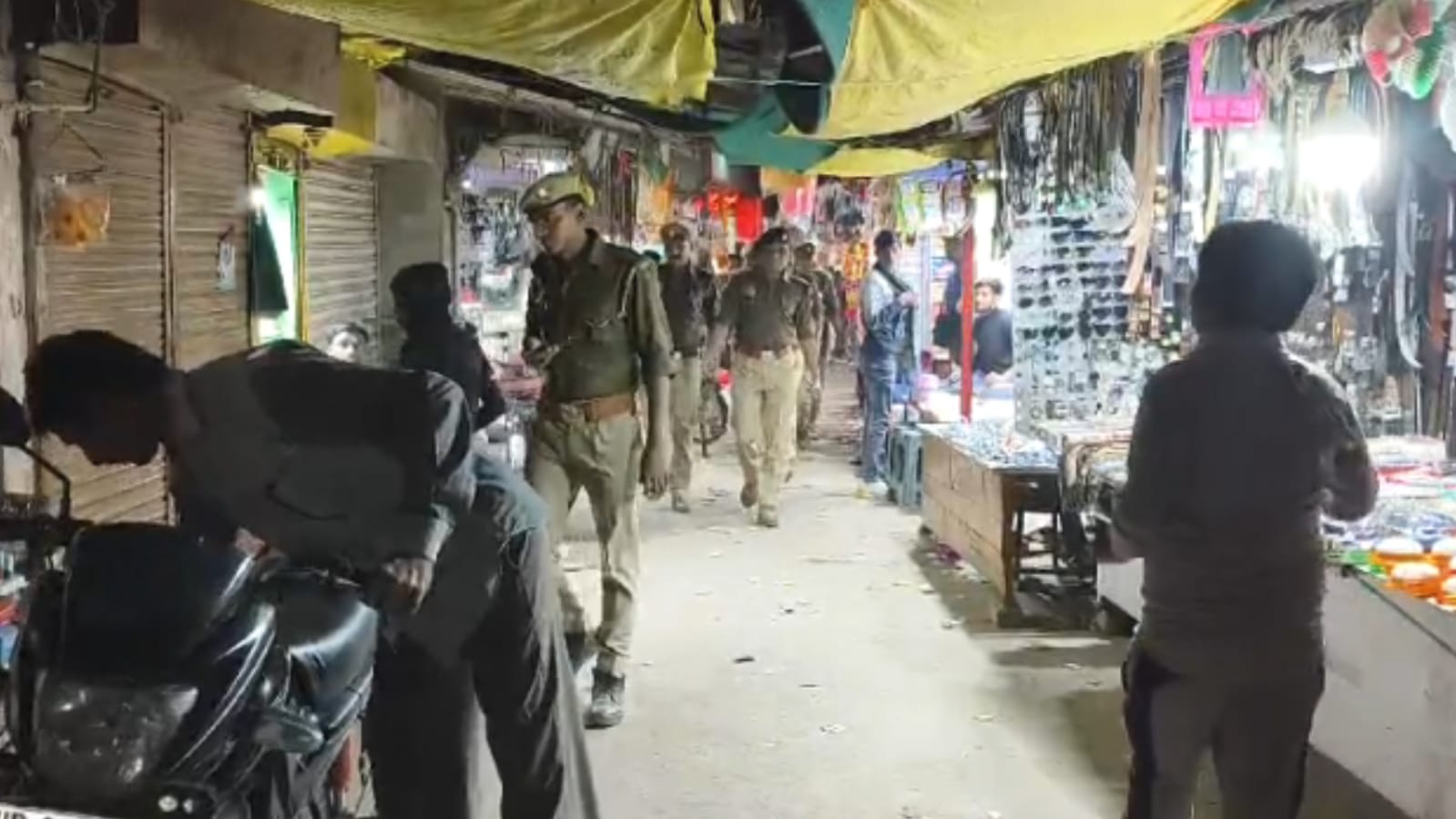 अपर पुलिस अधीक्षक शिवराज ने अतर्रा में की पैदल गस्त,अतिक्रमण हटाने की चेतावनी