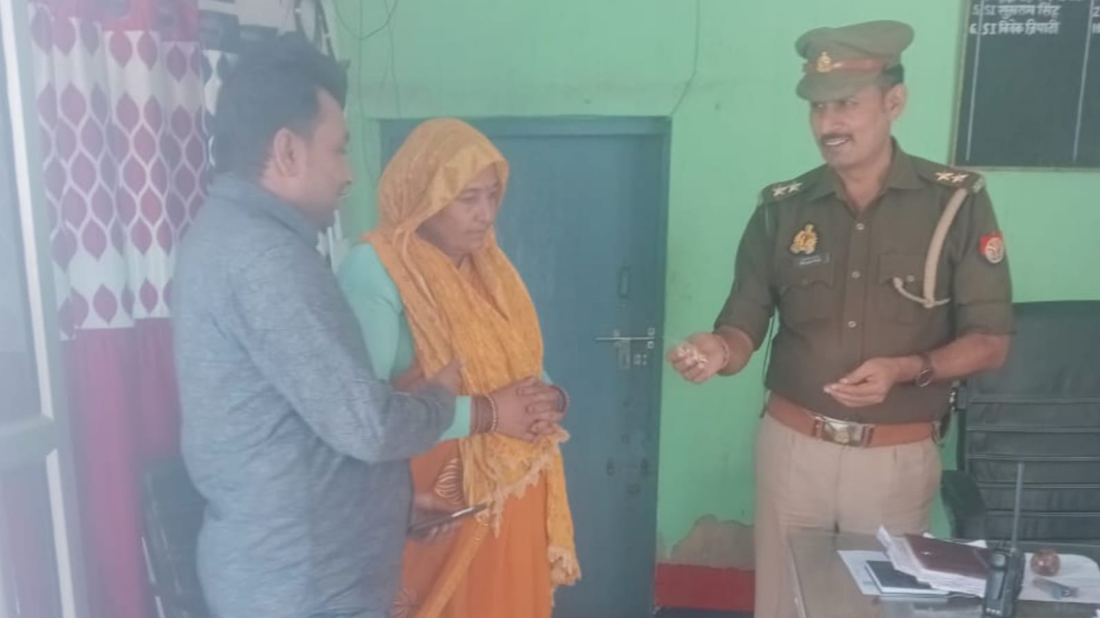 पुलिस की तत्परता: मंदिर में गिरी सोने की चेन खोजकर महिला को सौंपी, हुई सराहना
