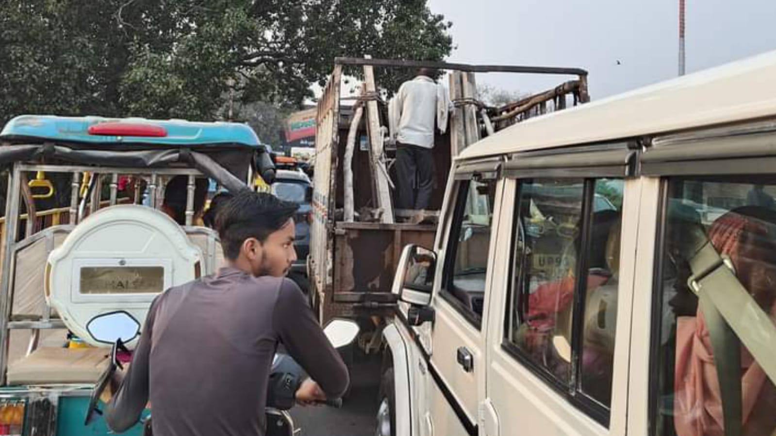 यातायात व्यवस्था बदहाल: शहर में जाम के झाम से राहगीर परेशान,  प्रशासन की सुस्ती पर सवाल
