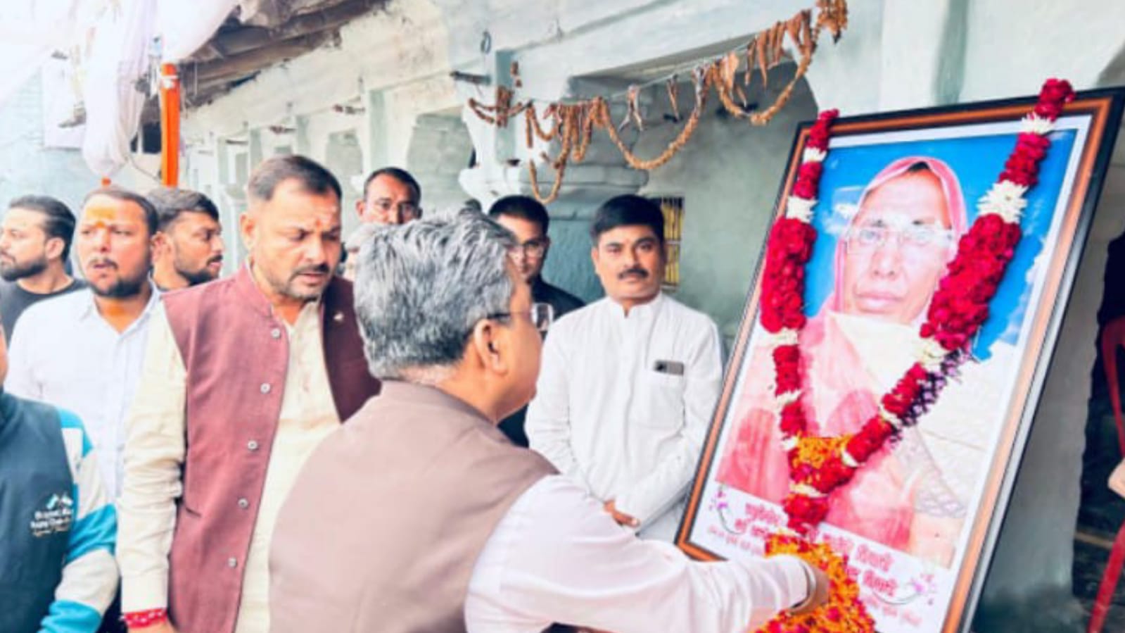चन्द्रशेखर के गांव पहुंचे बीजेपी के राष्ट्रीय महामंत्री सुनील बंसल: मां को दी श्रद्धांजलि