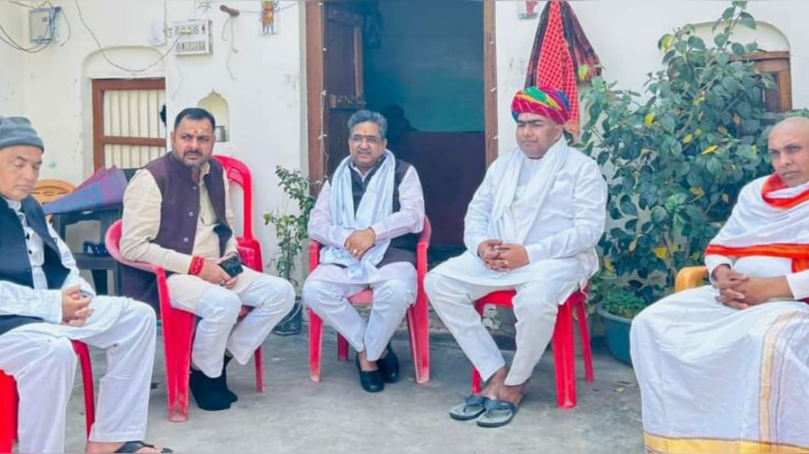 चन्द्रशेखर के गांव पहुंचे बीजेपी के राष्ट्रीय महामंत्री सुनील बंसल: मां को दी श्रद्धांजलि