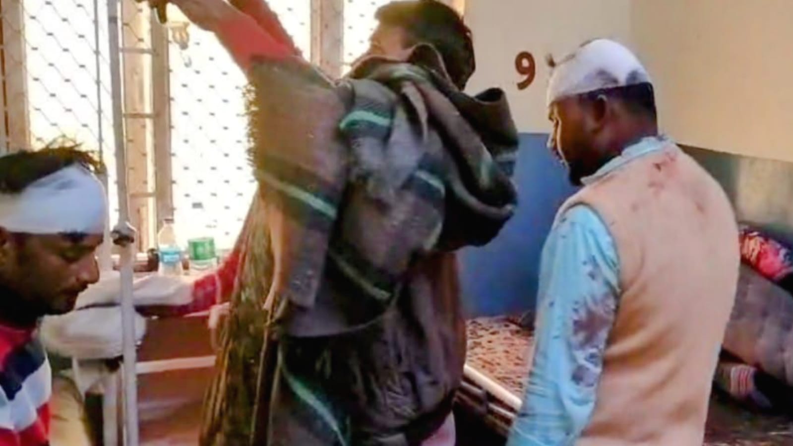 दबंगों ने एक ही परिवार के 5 लोगों को पीट कर किया लहू लुहान