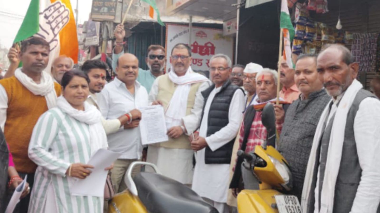जिला कांग्रेस नें अनोखे अंदाज में मनाया संविधान दिवस : प्रतियां भी बांटी