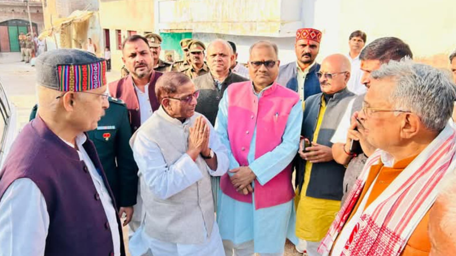 चन्द्रशेखर के गांव पहुंचे राज्यपाल लक्ष्मण, अर्पित की श्रद्धांजलि