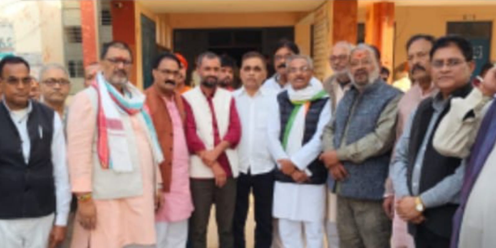 कांग्रेस प्रत्याशी राम नरेश ने सादगी से किया नामांकन, बनें जन चर्चा का विषय 