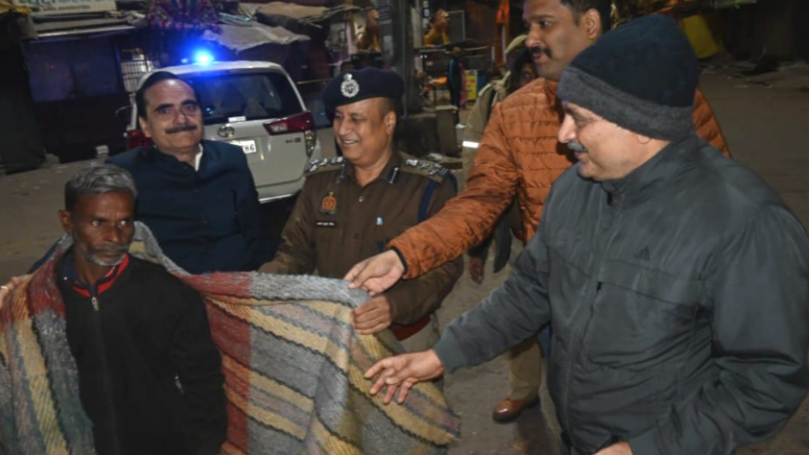 ठंड में राहत: प्रशासन ने शहर में चलाया कंबल वितरण अभियान, दी मानवता की मिसाल