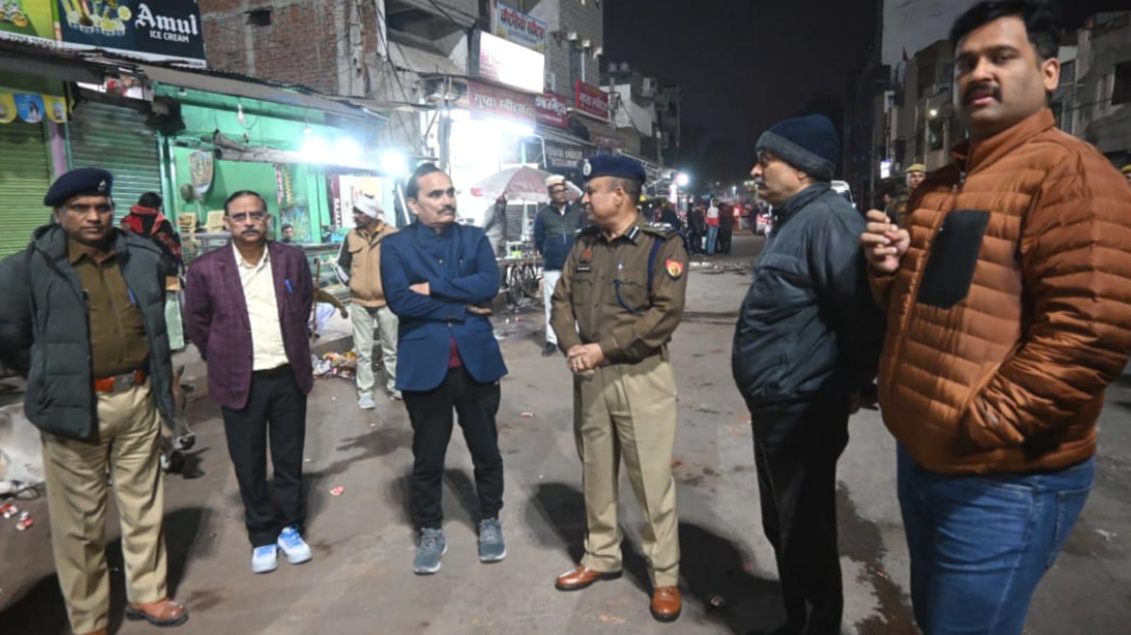ठंड में राहत: प्रशासन ने शहर में चलाया कंबल वितरण अभियान, दी मानवता की मिसाल