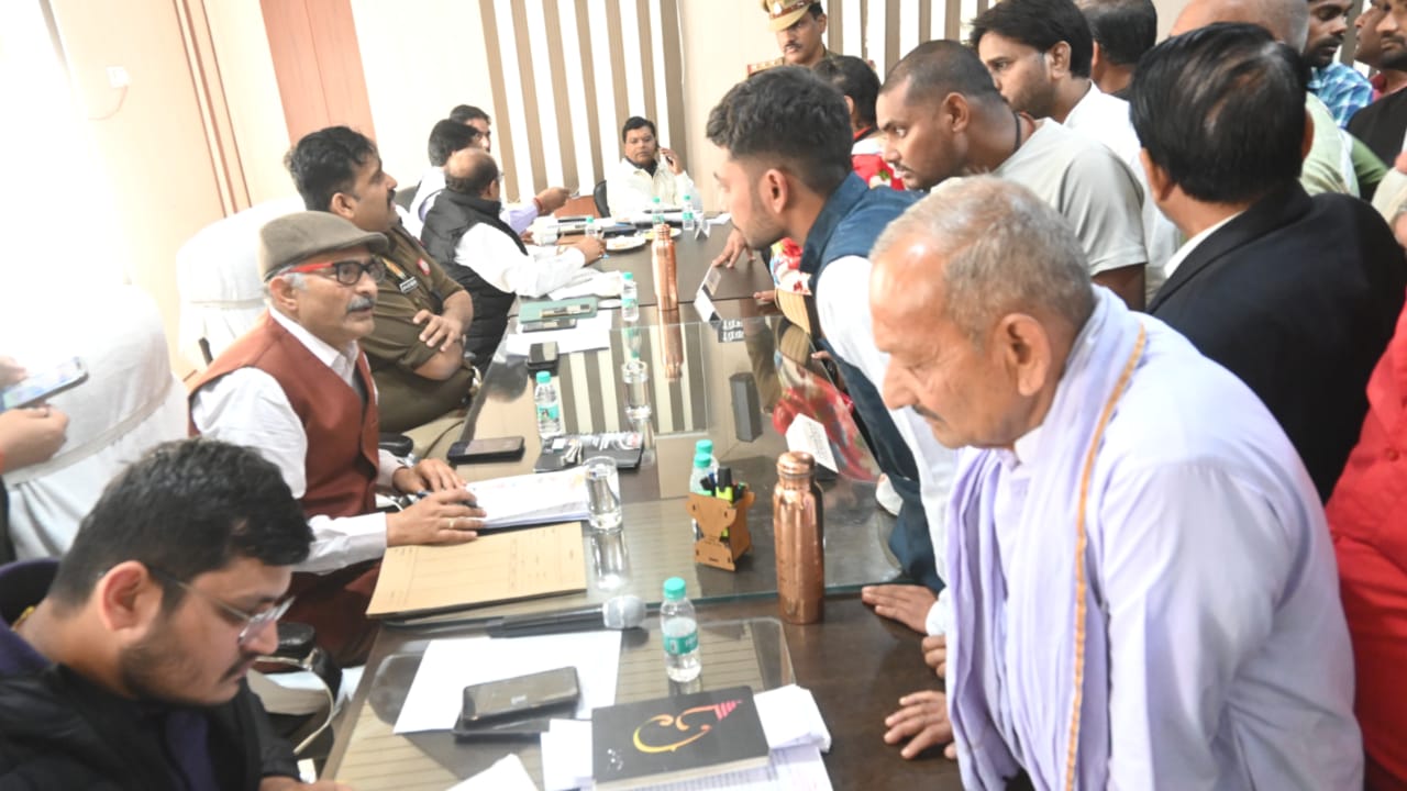डीएम नगेंद्र और एसपी अंकुर ने सुनीं समस्याएं: तीन मामलों का मौके पर हुआ निस्तारण