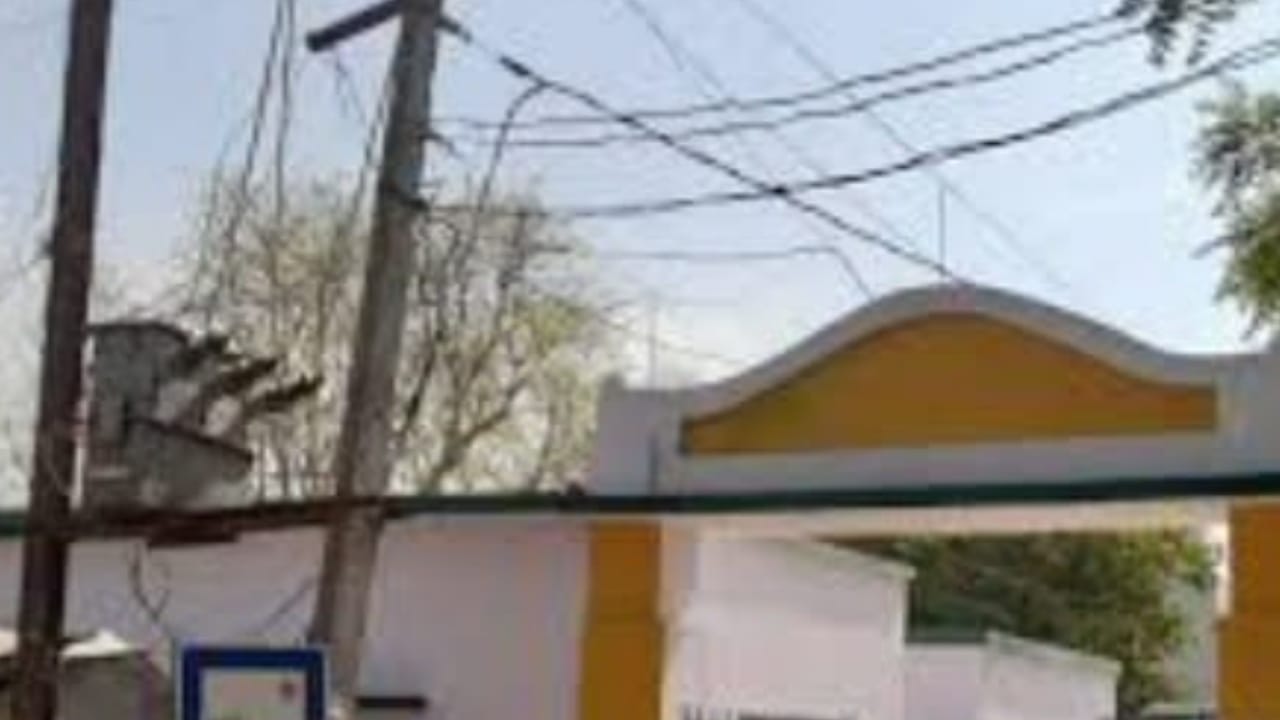 बांदा जिले के स्कूलों में मौत का साया, बारह हजार जानें हो सकती हैं " बेजान" !