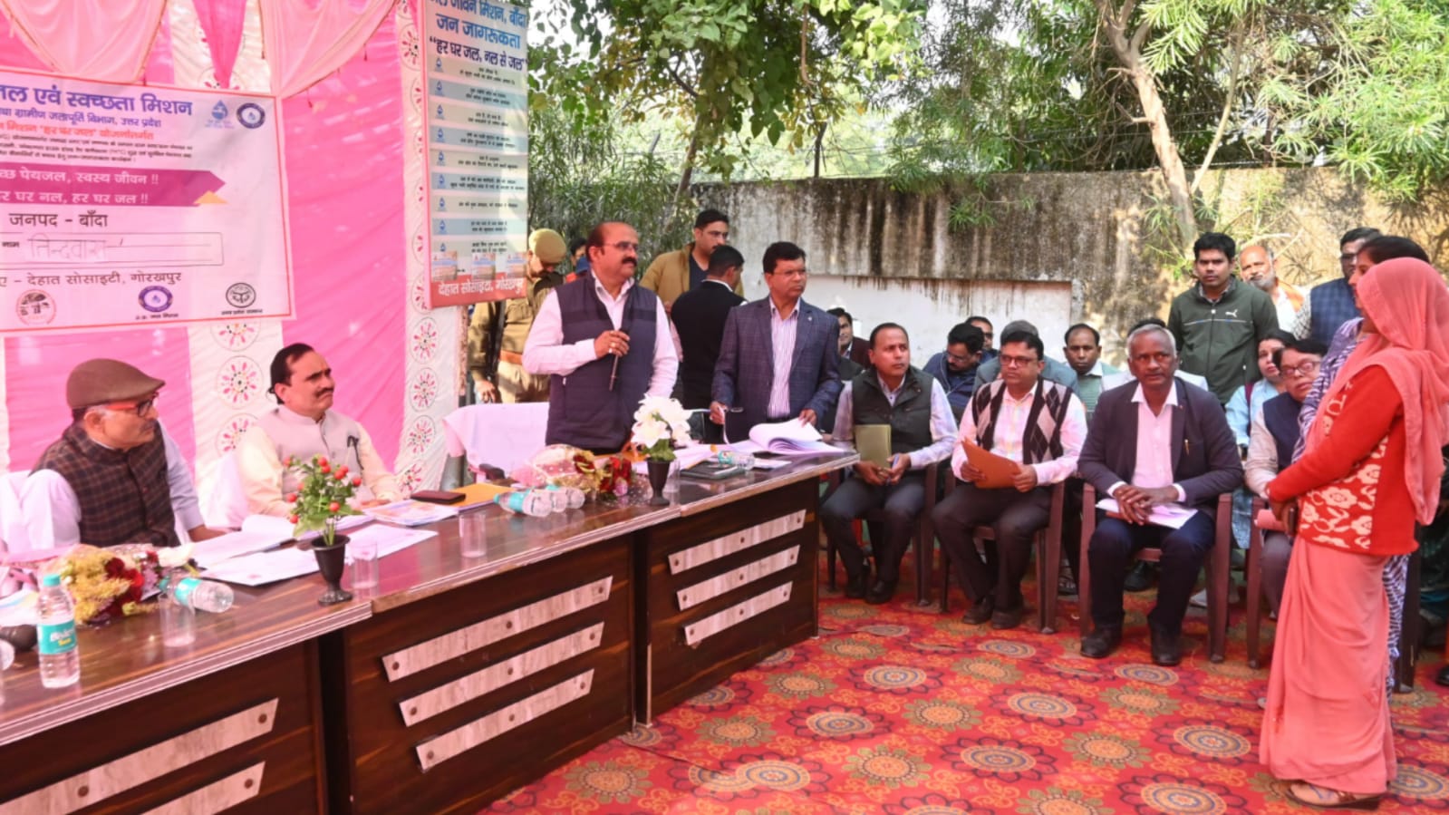 आयुक्त बाल कृष्ण जल और सड़क कार्य में देरी पर हुए सख्त: सुनीं ग्रामीणों की समस्याएं