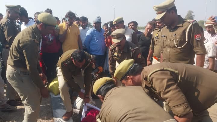 तेज रफ्तार का कहर: बस खाई में गिरी, महिला की मौत, 21 घायल, चालक की तलाश जारी