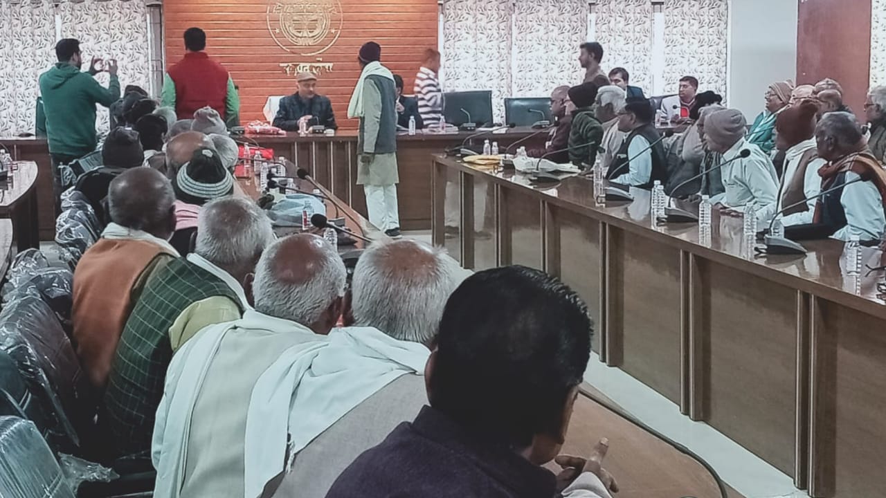 डीएम नगेंद्र पेंशनरों की समस्याओं पर संवेदनशील: अधिकारियों को दिए सख्त निर्देश