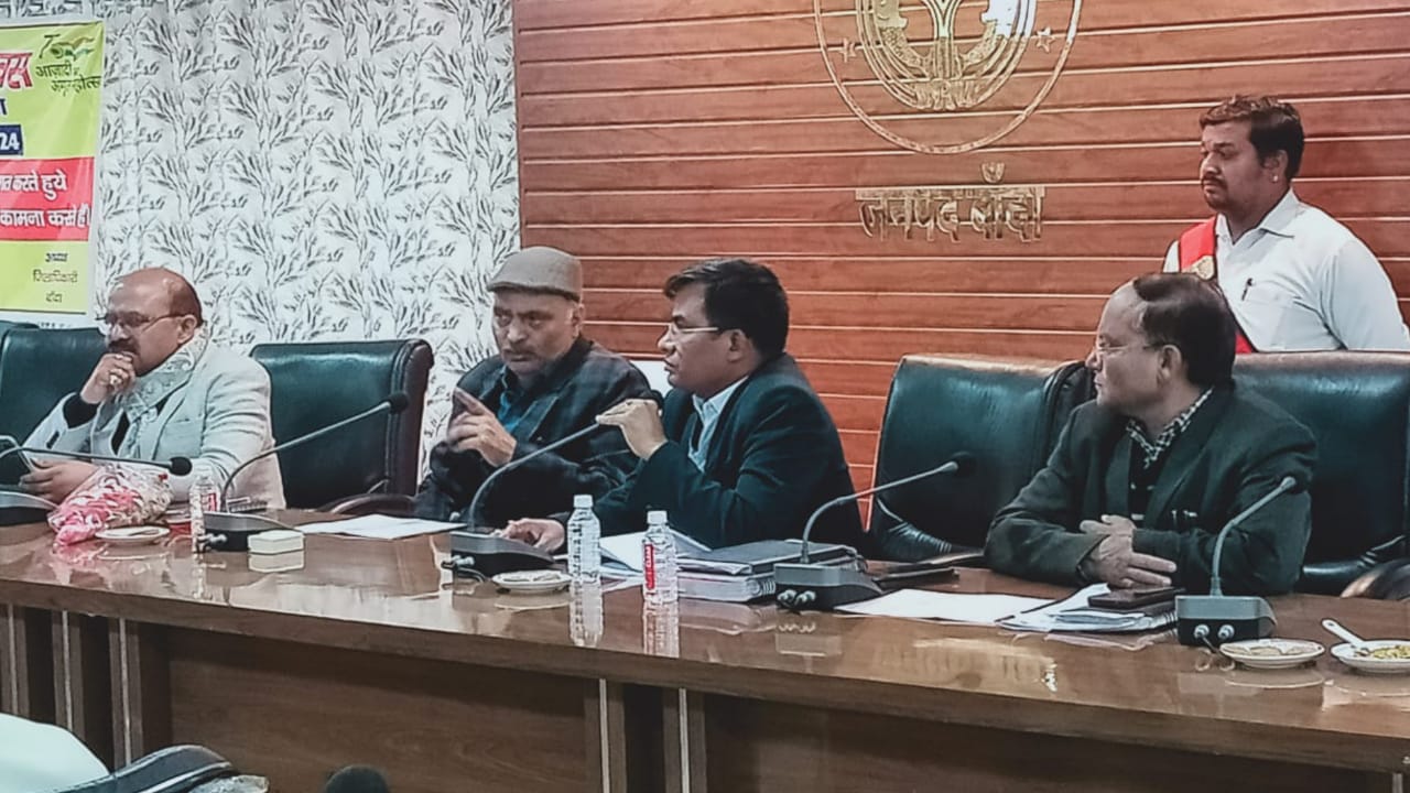 डीएम नगेंद्र पेंशनरों की समस्याओं पर संवेदनशील: अधिकारियों को दिए सख्त निर्देश